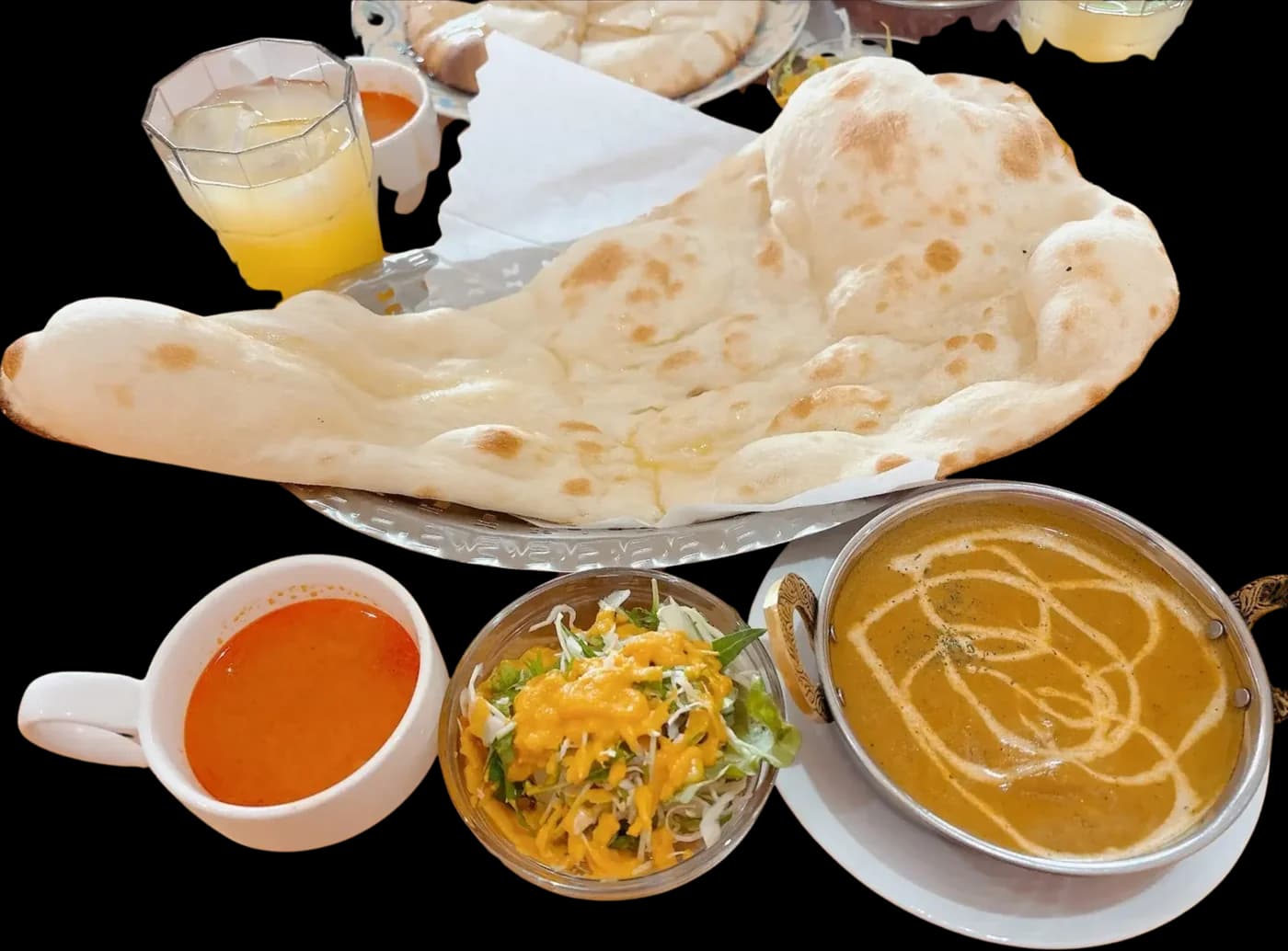 アジアンキッチンクマリのナンセット — 窯焼きナン、銅の器のカレー、スープ、サラダ、ジュース